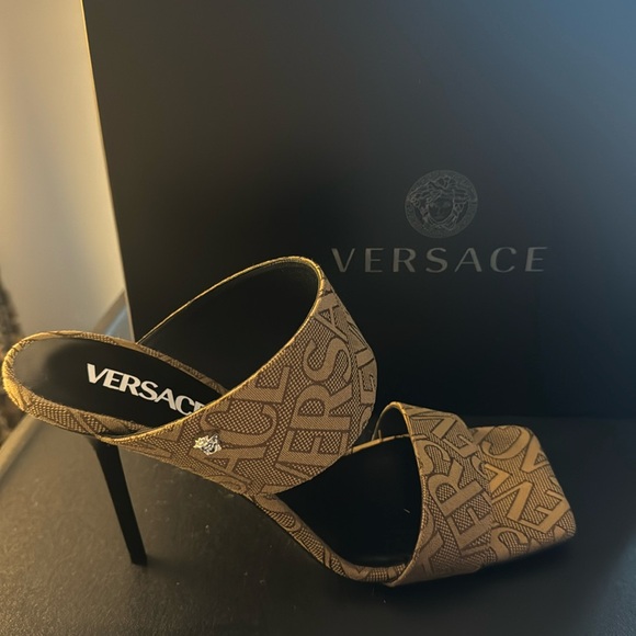 Versace
Allover 95mm jacquard mules - Beige Size:40 - Picture 1 of 2